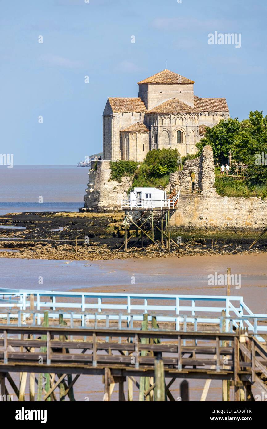 Frankreich, Charente-Maritime, Talmont-sur-Gironde, bezeichnet die schönsten Dörfer Frankreichs, Hütten auf Stelzen zum Fischen von Kacheln unter den Klippen von Caillaud, im Hintergrund die romanische Kirche Sainte-Radegonde aus dem 12. Jahrhundert Stockfoto