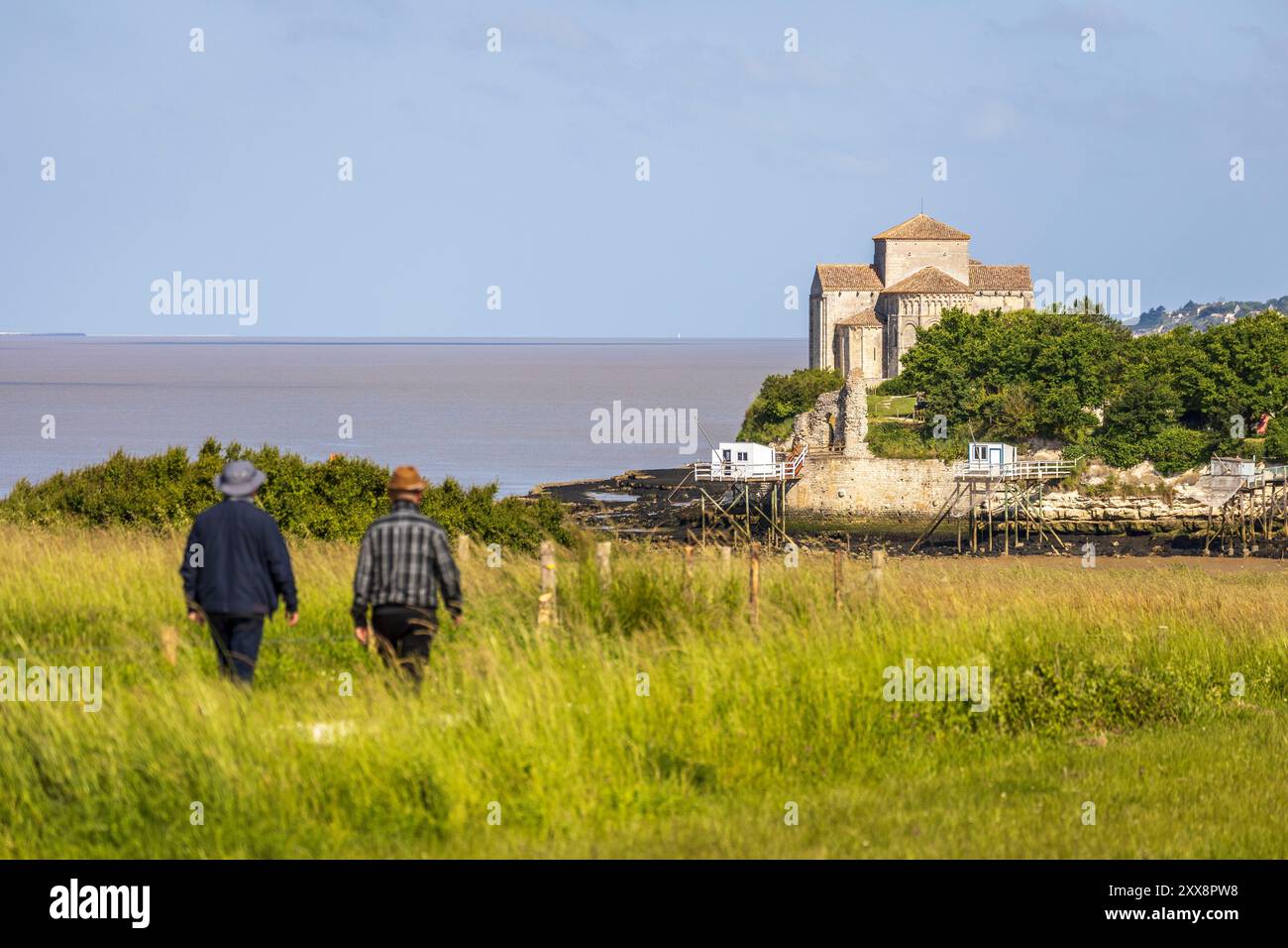 Frankreich, Charente-Maritime, Talmont-sur-Gironde, beschriftet die schönsten Dörfer Frankreichs, Hütten auf Stelzen zum Fischen in der Bucht von Talmont, im Hintergrund die romanische Kirche Sainte-Radegonde aus dem 12. Jahrhundert Stockfoto