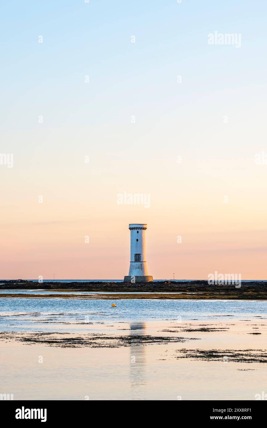 Frankreich, Morbihan, Golf von Morbihan, Damgan, Etappe auf dem Fernwanderweg GR 34 oder Zollbeamtenpfad, Tower of the British an der Pointe du Lenn auf der Halbinsel Penerf Stockfoto