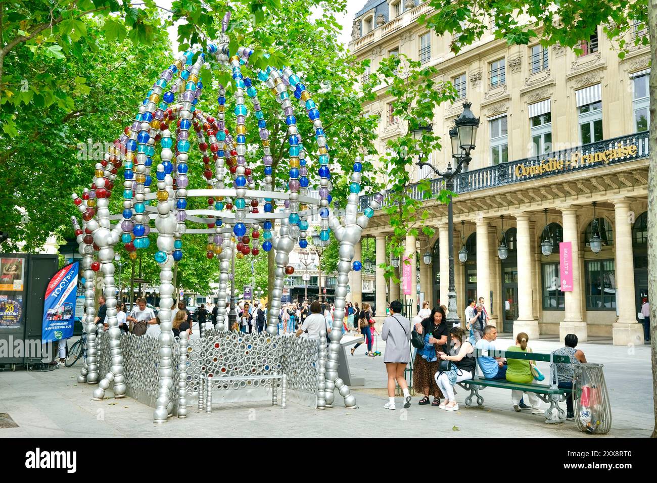 Frankreich, Paris, Palais Royal, Place Colette, U-Bahn-Eingang zum Bahnhof Palais Royal Musee du Louvre, der 2000 vom bildenden Künstler Jean Michel Othoniel entworfen wurde und den Titel Kiosque des Noctambules trägt Stockfoto