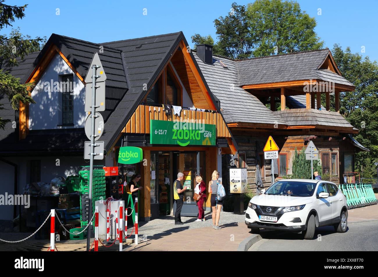 TATRA MOUNTAINS, POLEN - 9. SEPTEMBER 2023: Zabka Convenience Store in der Bergstadt Zakopane, Polen. Zabka ist einer der größten Franchisebusse Stockfoto