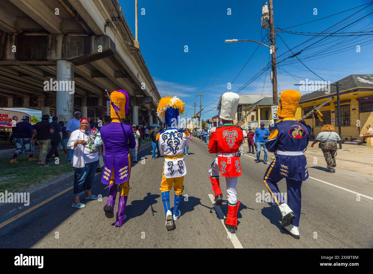 USA, Louisiana, New Orleans, Trémé District, Ole & Nu Style Fellas Second Line, öffentliche Parade im Rhythmus einer Blasband namens Second Line, gefolgt von einer bunten Menschenmenge Stockfoto