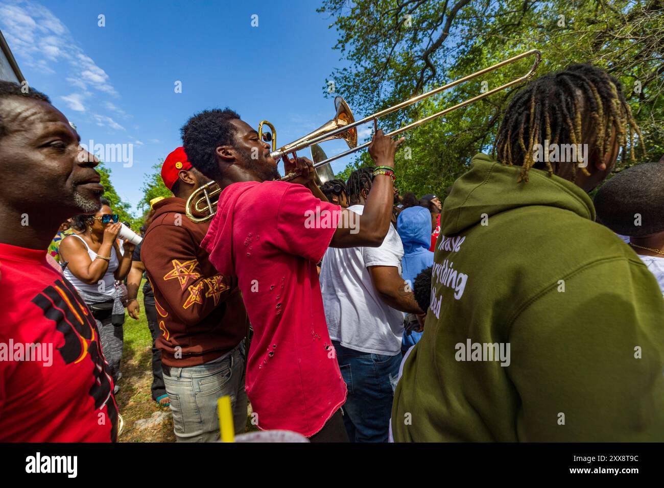 USA, Louisiana, New Orleans, Trémé District, Ole & Nu Style Fellas Second Line, öffentliche Parade im Rhythmus einer Blasband namens Second Line, gefolgt von einer bunten Menschenmenge Stockfoto