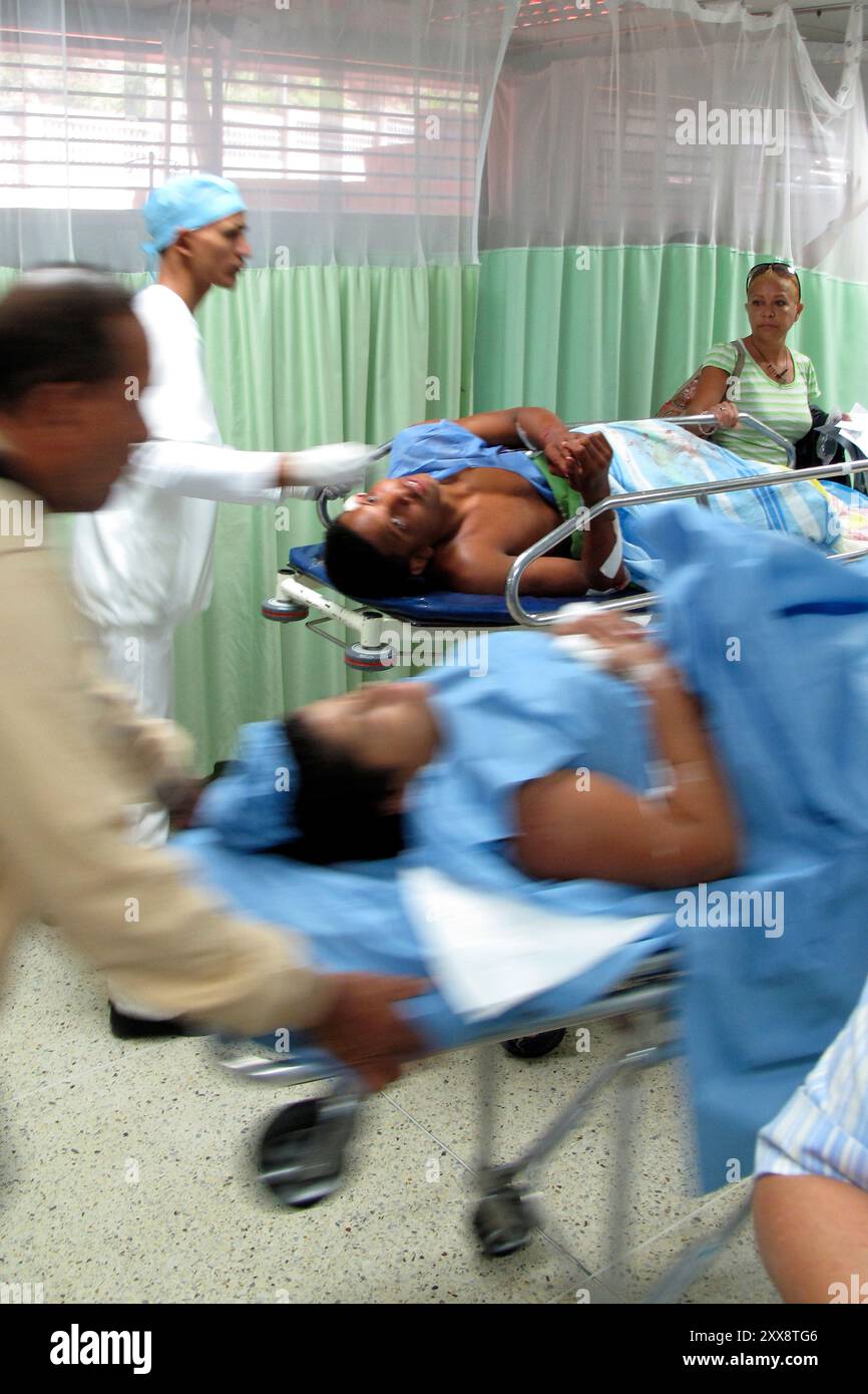 Überfüllte Krankenhäuser stehen im Gegensatz zur neu eröffneten Herzklinik in Caracaz. Stockfoto