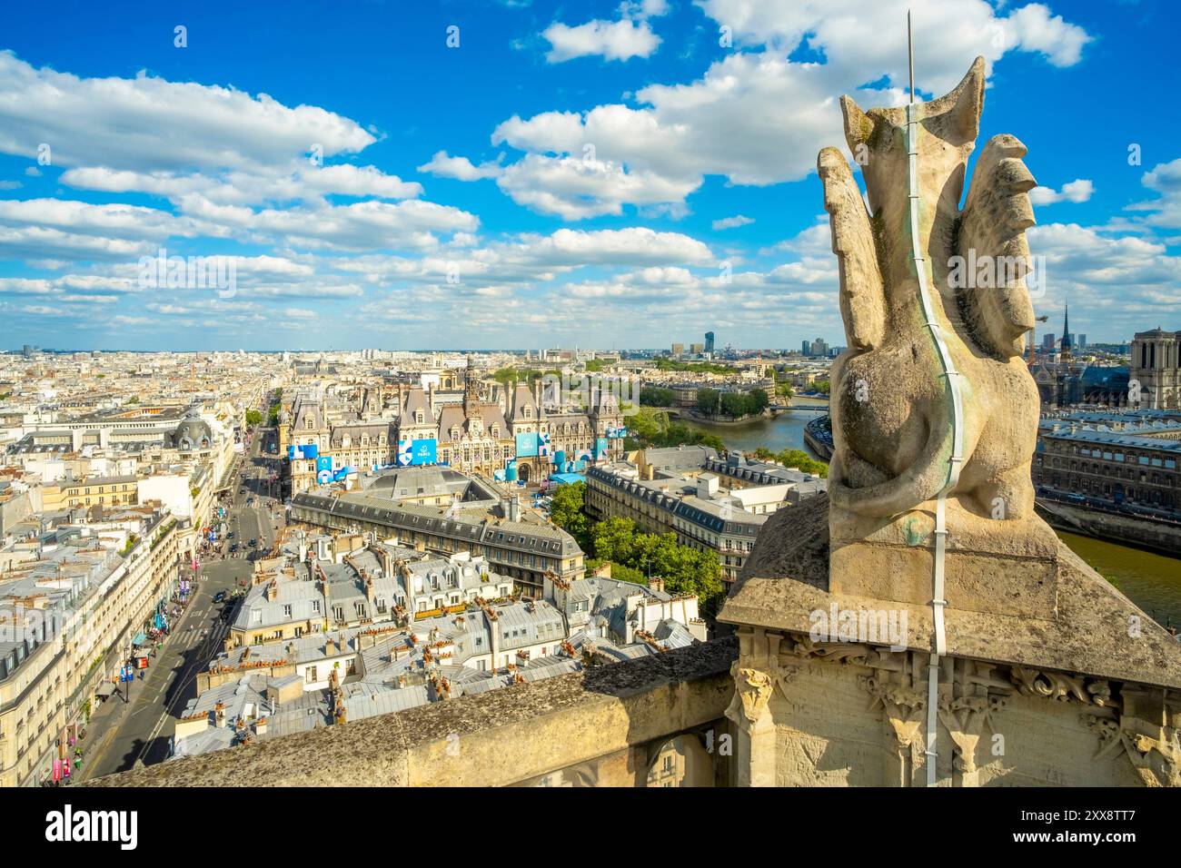 Frankreich, Paris, Viertel Chatelet, die Ufer der seine, die von der UNESCO gelistet sind, die Insel Saint Louis und das Rathaus, das für die Olympischen Spiele in Paris von der Spitze des St. Jacques Turms dekoriert wurde Stockfoto