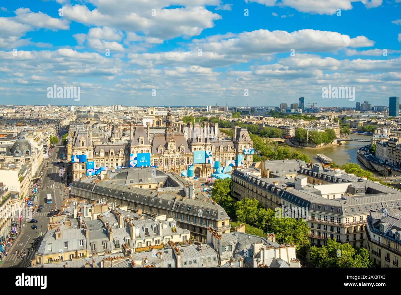 Frankreich, Paris, Viertel Chatelet, die Ufer der seine, die von der UNESCO gelistet sind, die Insel Saint Louis und das Rathaus, das für die Olympischen Spiele in Paris von der Spitze des St. Jacques Turms dekoriert wurde Stockfoto