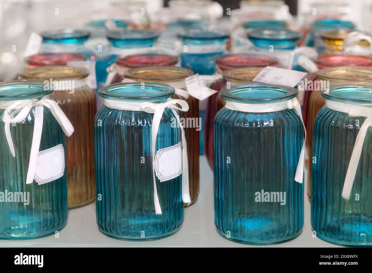 Farbige Glasvasen werden im Geschäft verkauft. Gläser für Blumensträuße. Stockfoto