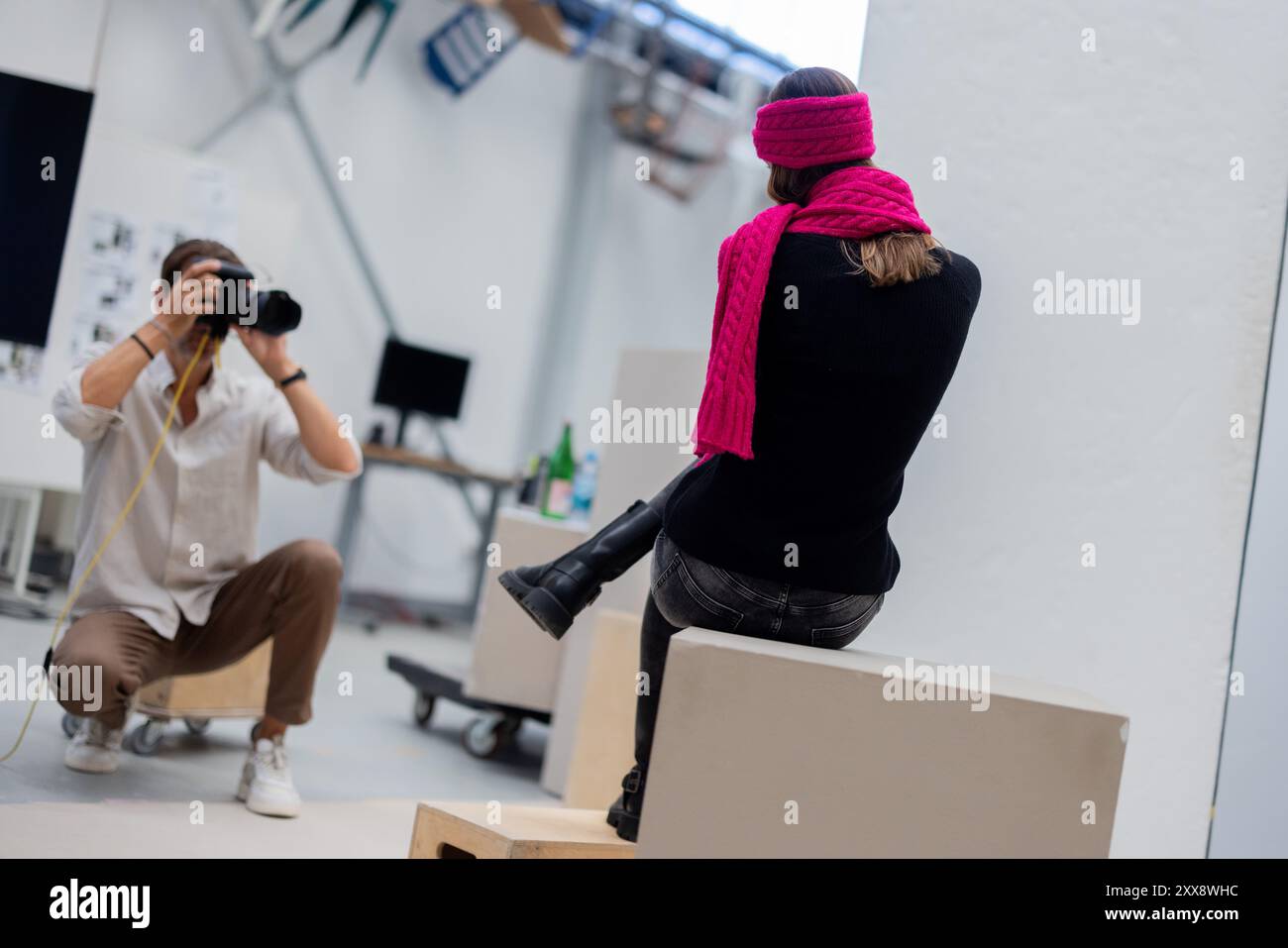 Düsseldorf, Deutschland. August 2024. Michael Berger, Fotograf und Geschäftsführer von Beyond Studio, fotografiert ein Model. Quelle: Rolf Vennenbernd/dpa/Alamy Live News Stockfoto