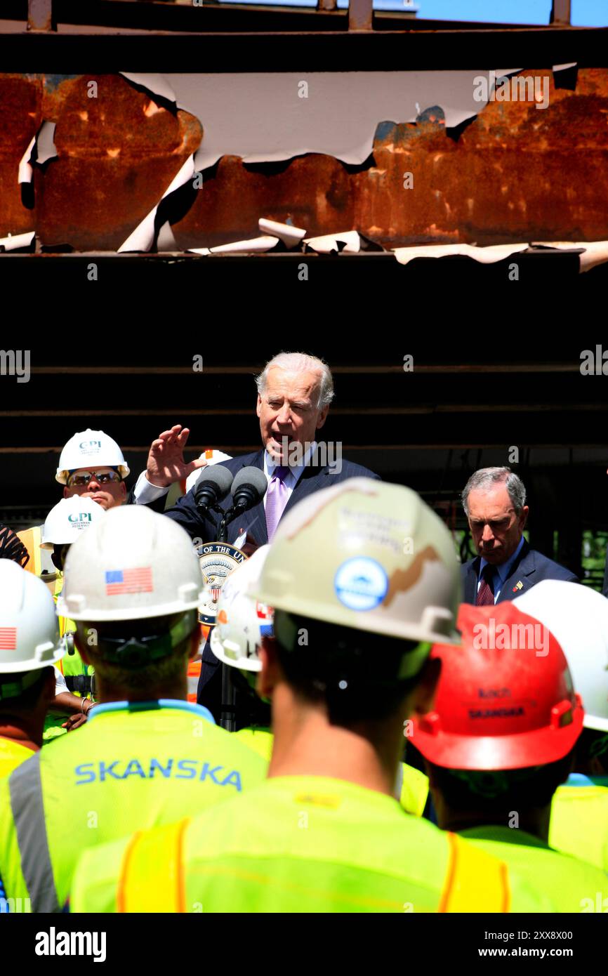 Joe Biden, der in den USA ansässig ist, ist unter der Brooklyn Bridge får. Broa er en av mange prosjekter i New York Som får Millioner i føderale tilskudd für å stimulere økonomien. Stockfoto