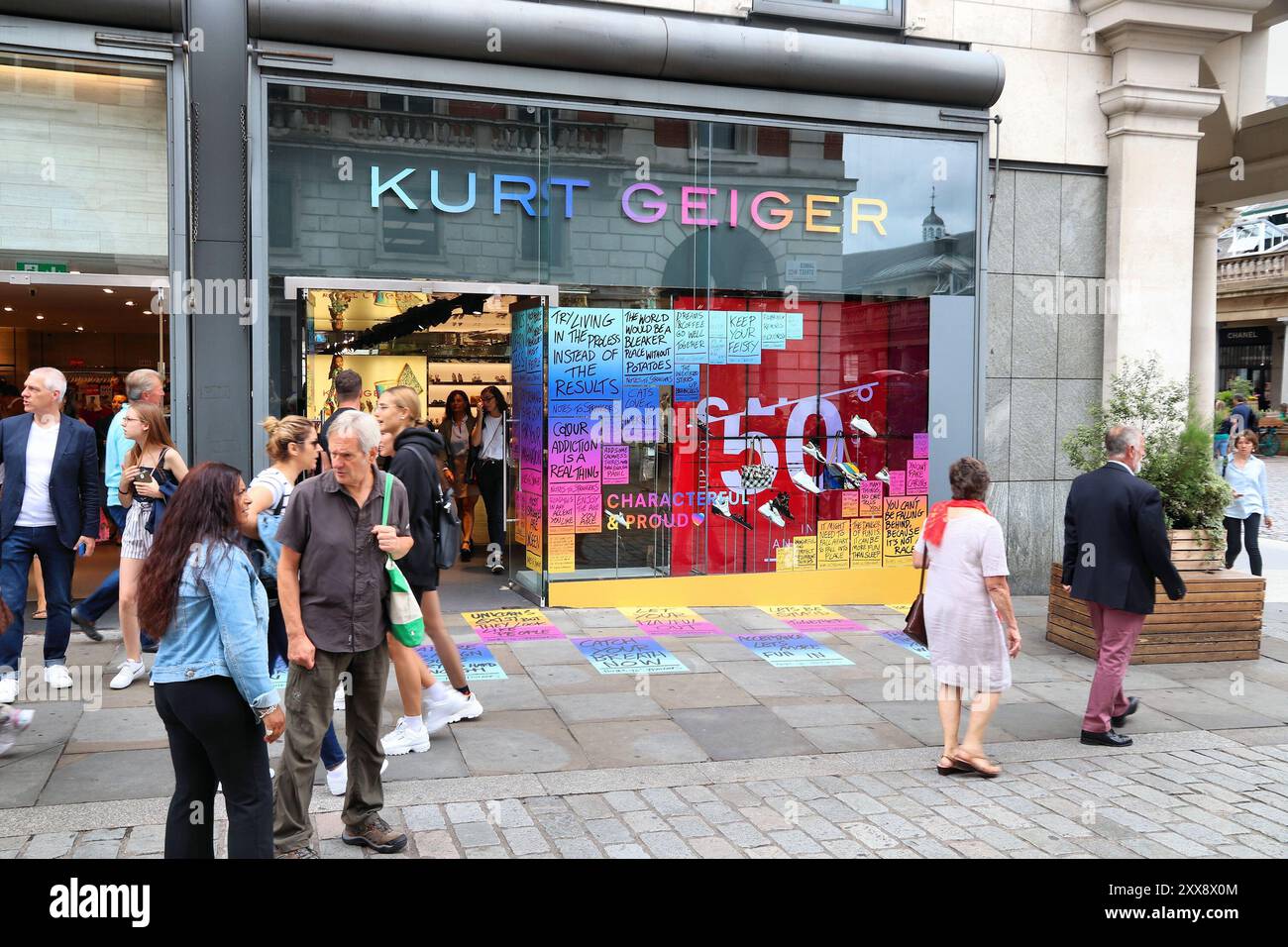 LONDON, Großbritannien - 14. JULI 2019: Modegeschäft der Marke Kurt Geiger in London, Großbritannien. Kurt Geiger ist eine britische Marke für Luxusschuhe und Accessoires. Stockfoto