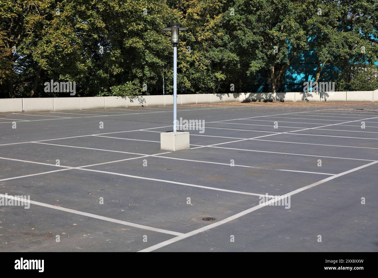 Völlig leerer Parkplatz in Marl, Deutschland. Verkehrsinfrastruktur. Stockfoto