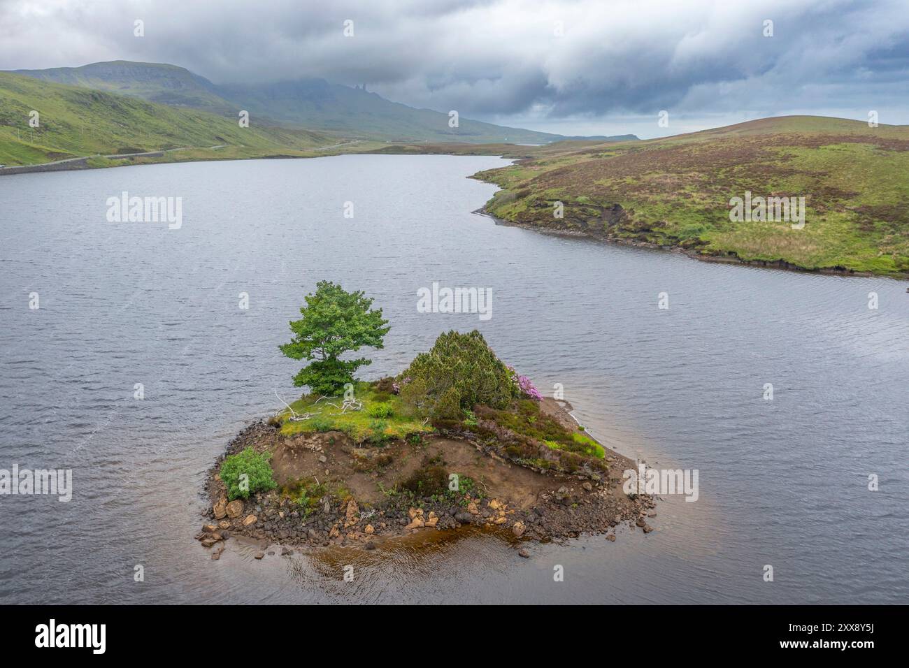 Vereinigtes Königreich, Schottland, Highlands, Isle of Skye, Loch Fada und Old man of Storr in the Wolken (Luftaufnahme) Stockfoto