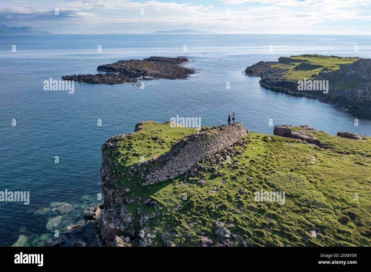 Vereinigtes Königreich, Schottland, Innere Hebriden, Isle of Skye, Glenbrittle, Loch Brittle, zwei Personen auf einer Steinmauer, die die Landschaft betrachten, um Robben zu sehen (aus der Luft) Stockfoto