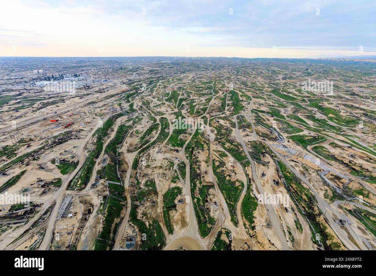 USA, Kalifornien, Kern County, Bakersfield, Ölfeld, Bohren (Luftaufnahme) Stockfoto