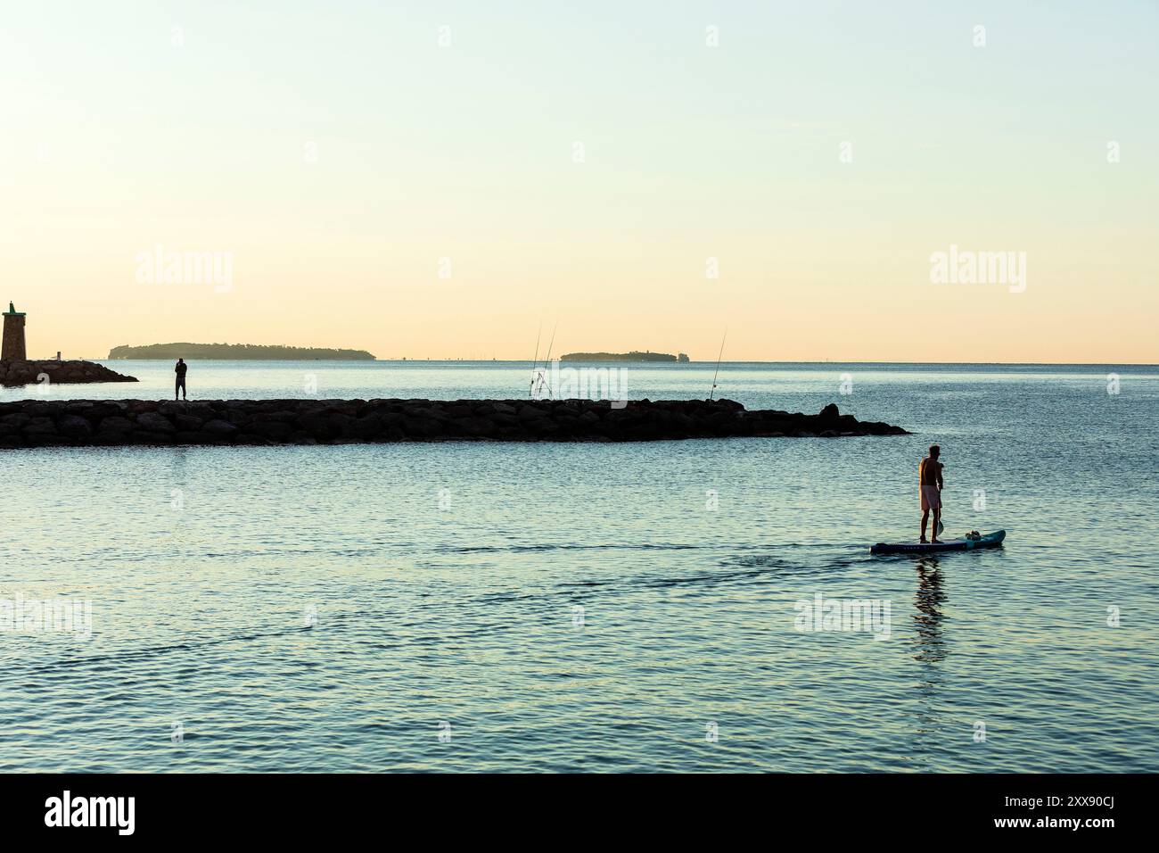 Frankreich, Alpes Maritimes, Golf von Napoule, Mandelieu La Napoule, Strand von Raguette, paddeln, Lerins Inseln im Hintergrund Stockfoto
