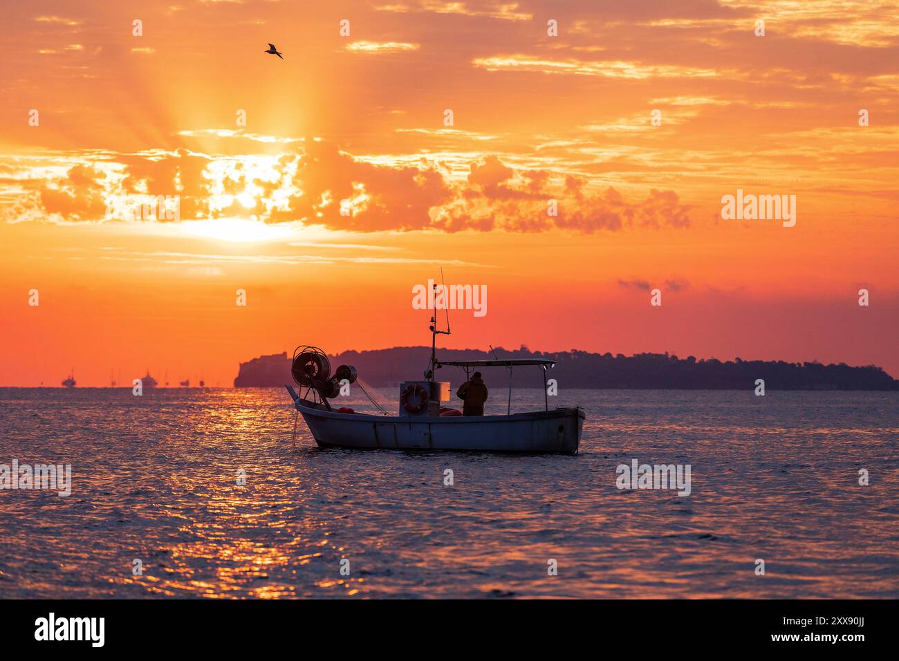 Frankreich, Alpes Maritimes, Mandelieu La Napoule, Fischer, im Hintergrund die Lerins-Inseln Stockfoto