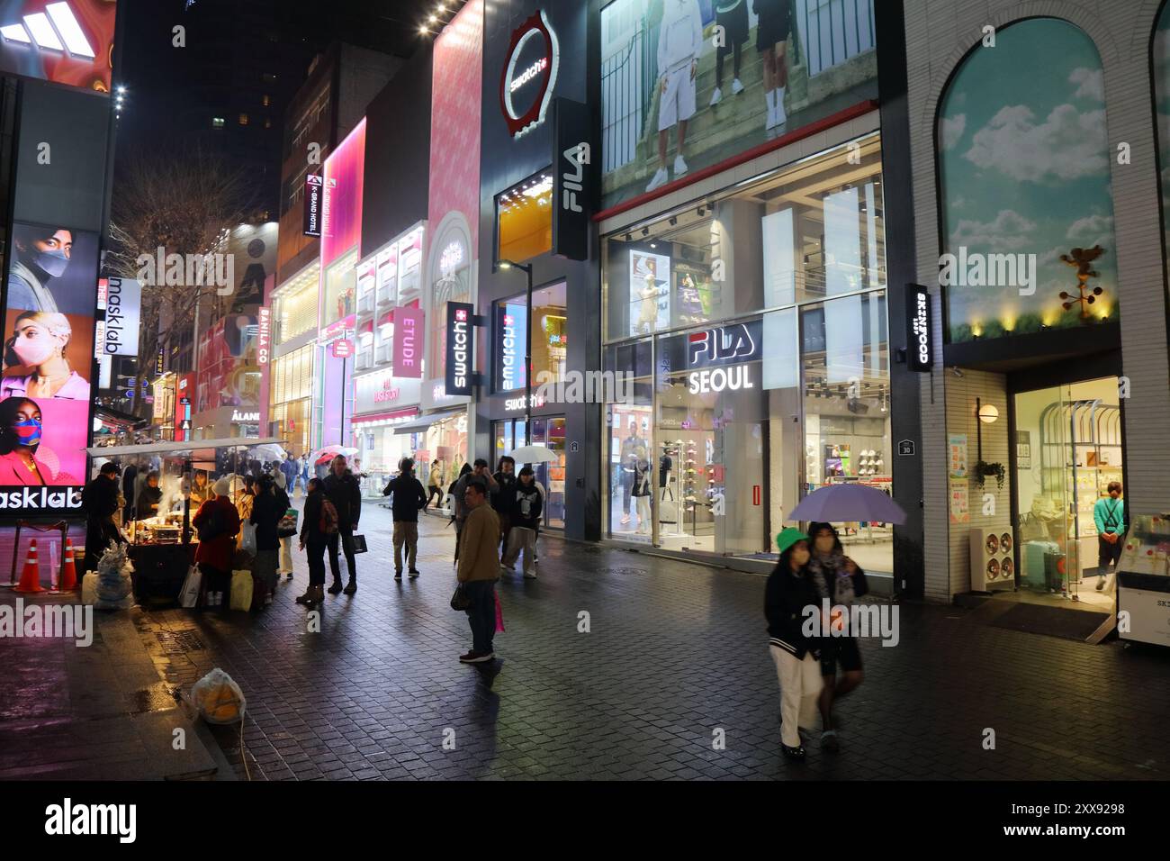SEOUL, SÜDKOREA - 5. APRIL 2023: Besucher besuchen das Einkaufsviertel Myeongdong in Seoul bei Nacht. Stockfoto
