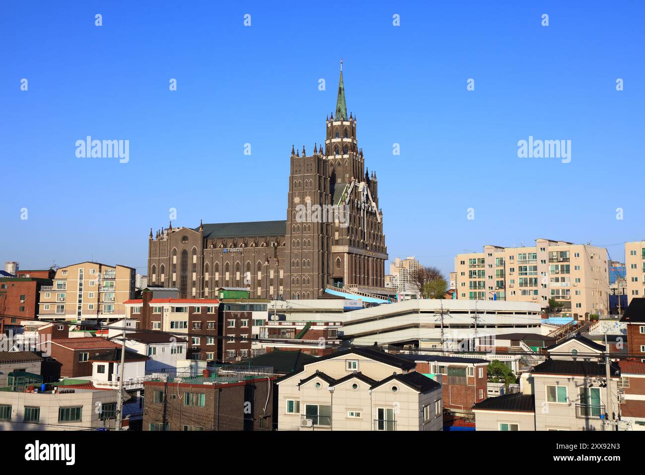 SUWON, SÜDKOREA - 8. APRIL 2023: Moderne Skyline von Suwon. Es ist eine der größten Städte Südkoreas. Stockfoto