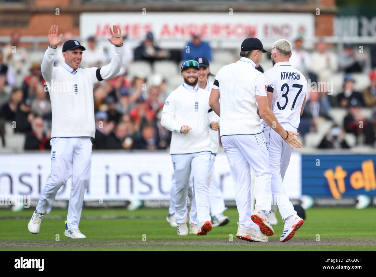 Gus Atkinson aus England feiert die Eroberung des Wickets von Kusal Mendis aus Sri Lanka während des 1. Rothesay Test Match Day 3 in Old Trafford, Manchester, Großbritannien, 23. August 2024 (Foto: Craig Thomas/News Images) Stockfoto