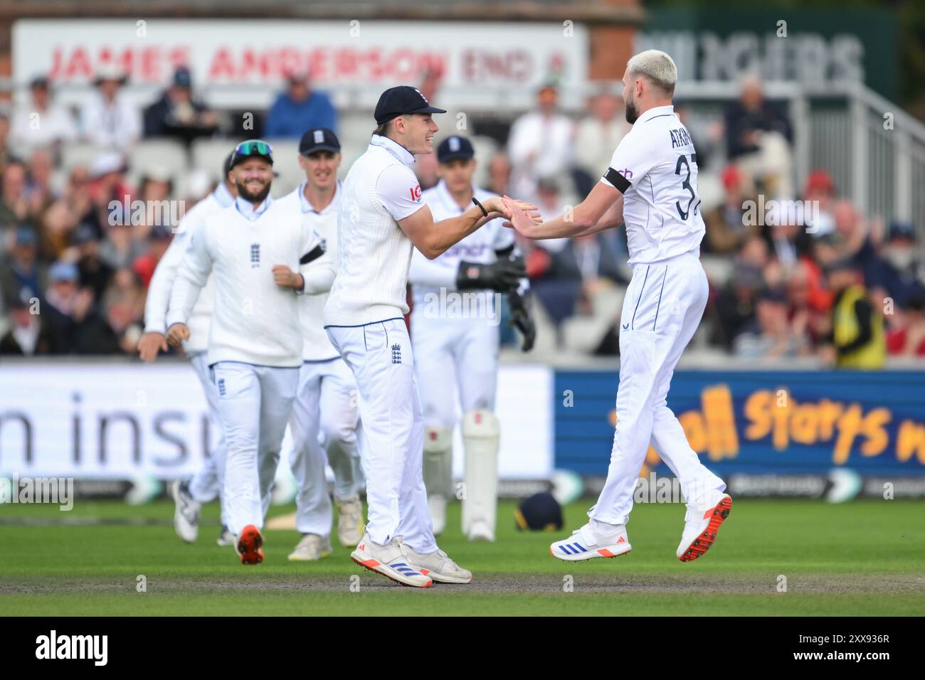 Gus Atkinson aus England feiert die Eroberung des Wickets von Kusal Mendis aus Sri Lanka während des 1. Rothesay Test Match Day 3 in Old Trafford, Manchester, Großbritannien, 23. August 2024 (Foto: Craig Thomas/News Images) Stockfoto