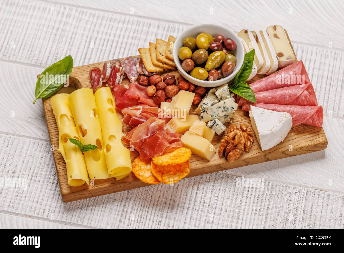 Eine Auswahl an verschiedenen Käse- und Fleischsorten, perfekt für eine Antipasti-Aufstrich, mit verschiedenen Aromen und Texturen Stockfoto