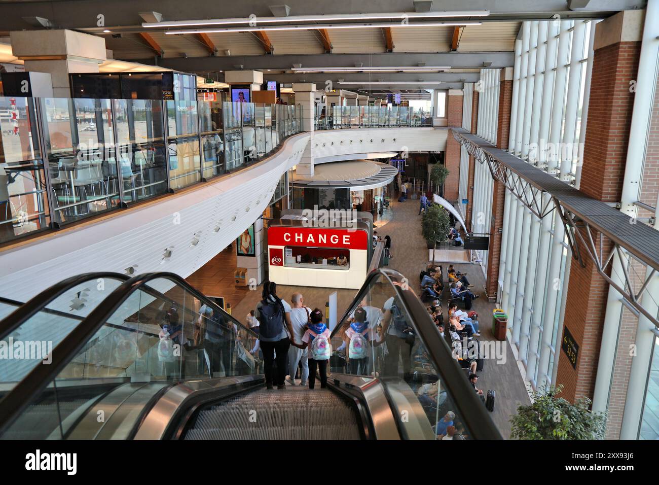 VENEDIG, ITALIEN - 22. MAI 2023: Passagiere besuchen Venedig Marco Polo Airport in Italien. Es ist ein großer internationaler Flughafen nach Venedig. Stockfoto