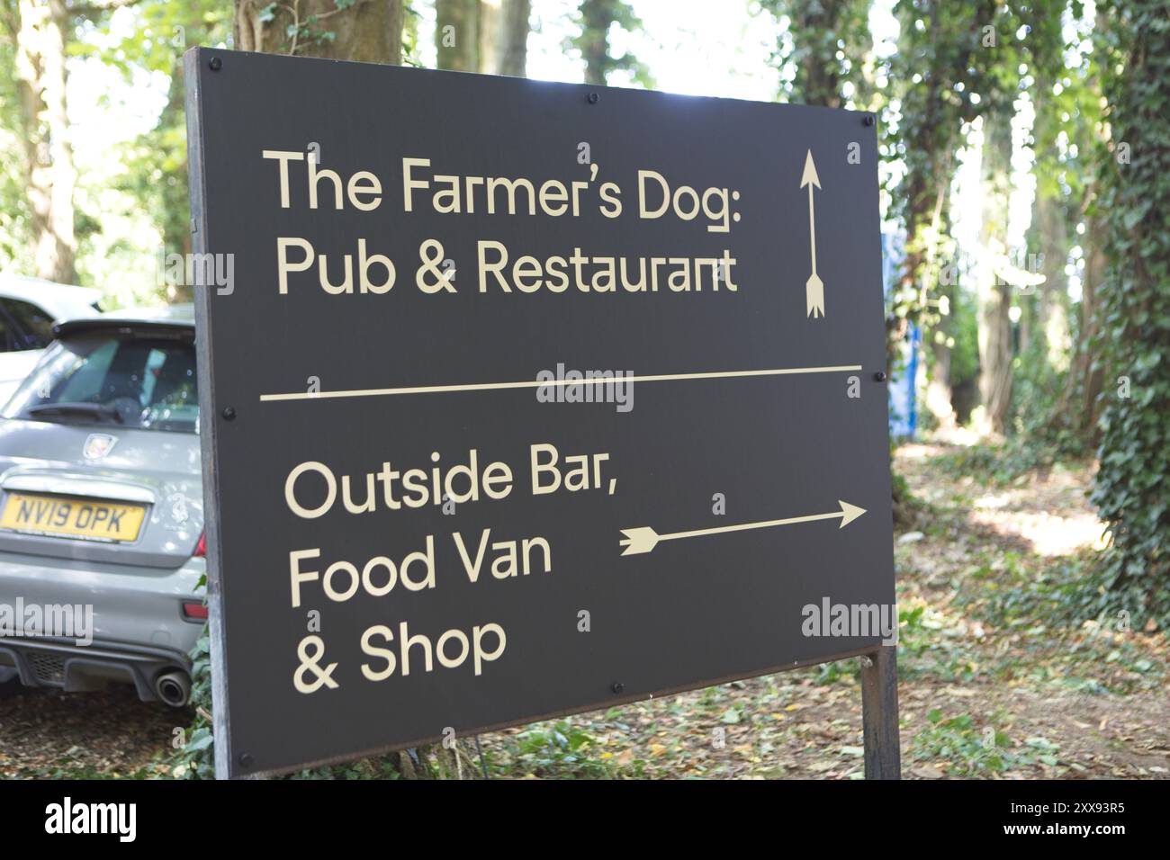 Der Farmer's Dog Pub, Jeremy Clarksons jüngstes Projekt, wurde am 23. August 2024 um 12.00 Uhr in Asthall, Oxfordshire, eröffnet Stockfoto