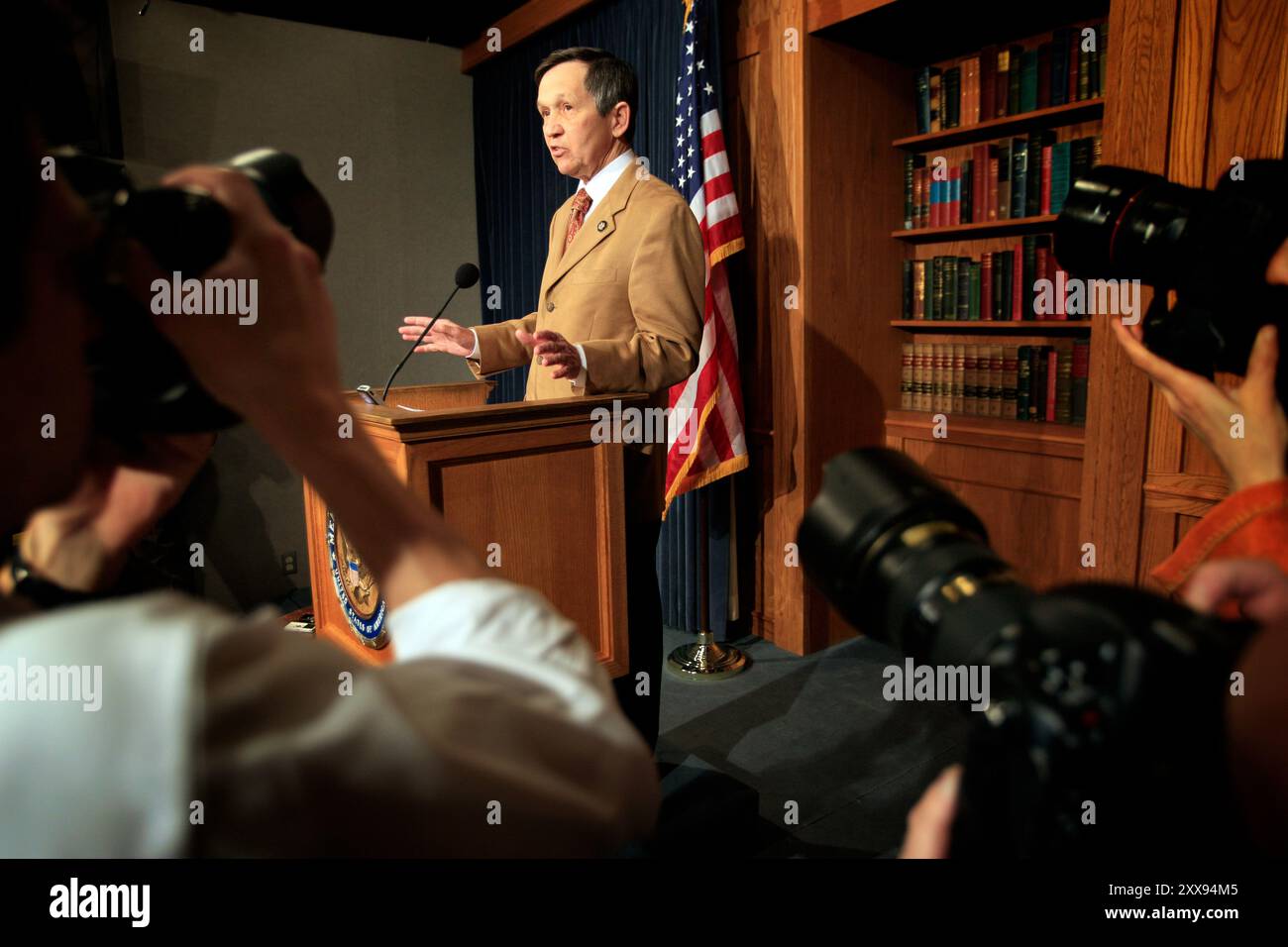 Langjähriger Gegner eine mögliche Gesundheitsreform ohne eine öffentliche Option, Senator Dennis Kucinic (D) gab schließlich auf und kündigte er zugunsten der jetzt gelähmt health care Bill stimmen würden. Stockfoto