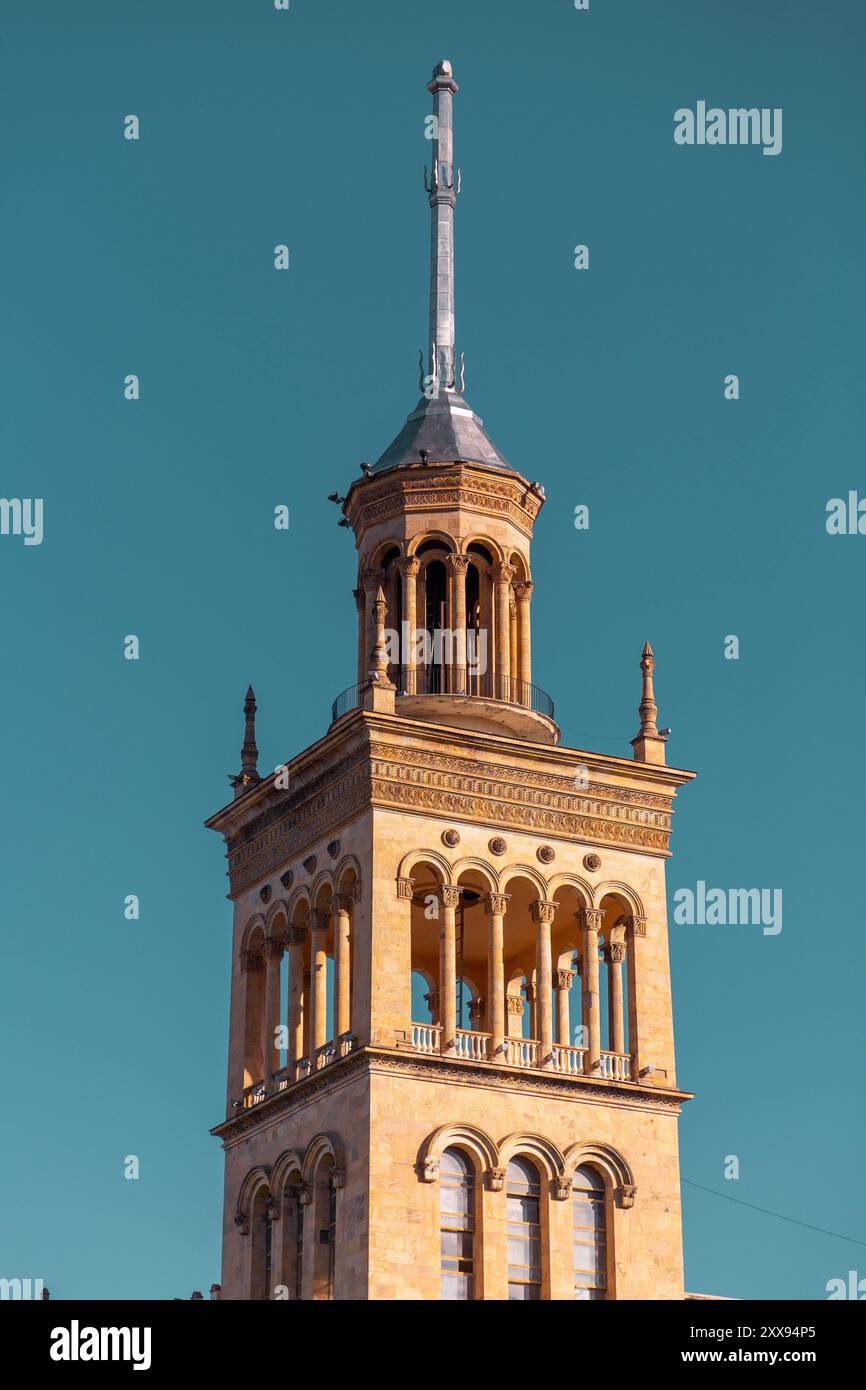 Die Shota Rustaveli Avenue, eine der Hauptstraßen in Tiflis, Georgien, verbindet den Rosenrevolutionationsplatz mit dem Freiheitsplatz. Stockfoto