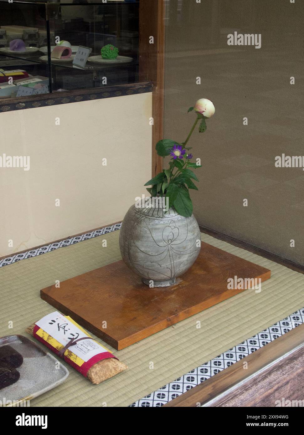 Kameya Yoshinaga 亀屋良永. Japanische Süßigkeiten kaufen in kyoto Stockfoto