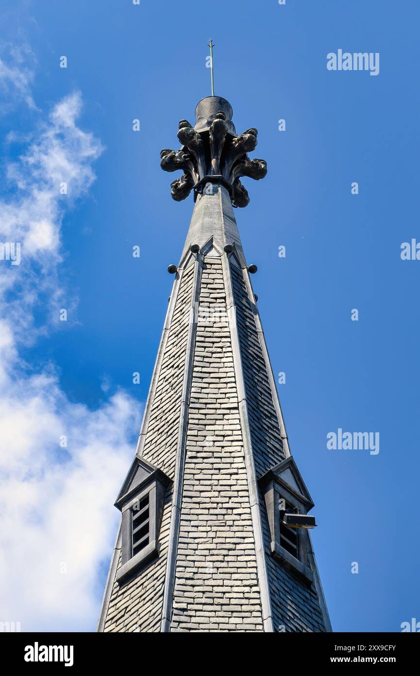 Detroit, USA – 13. Juni 2024: Außenarchitektur der Central United Methodist Church aus der Kolonialzeit mit Schwerpunkt auf dem Detail des Dachs des Turms. Stockfoto