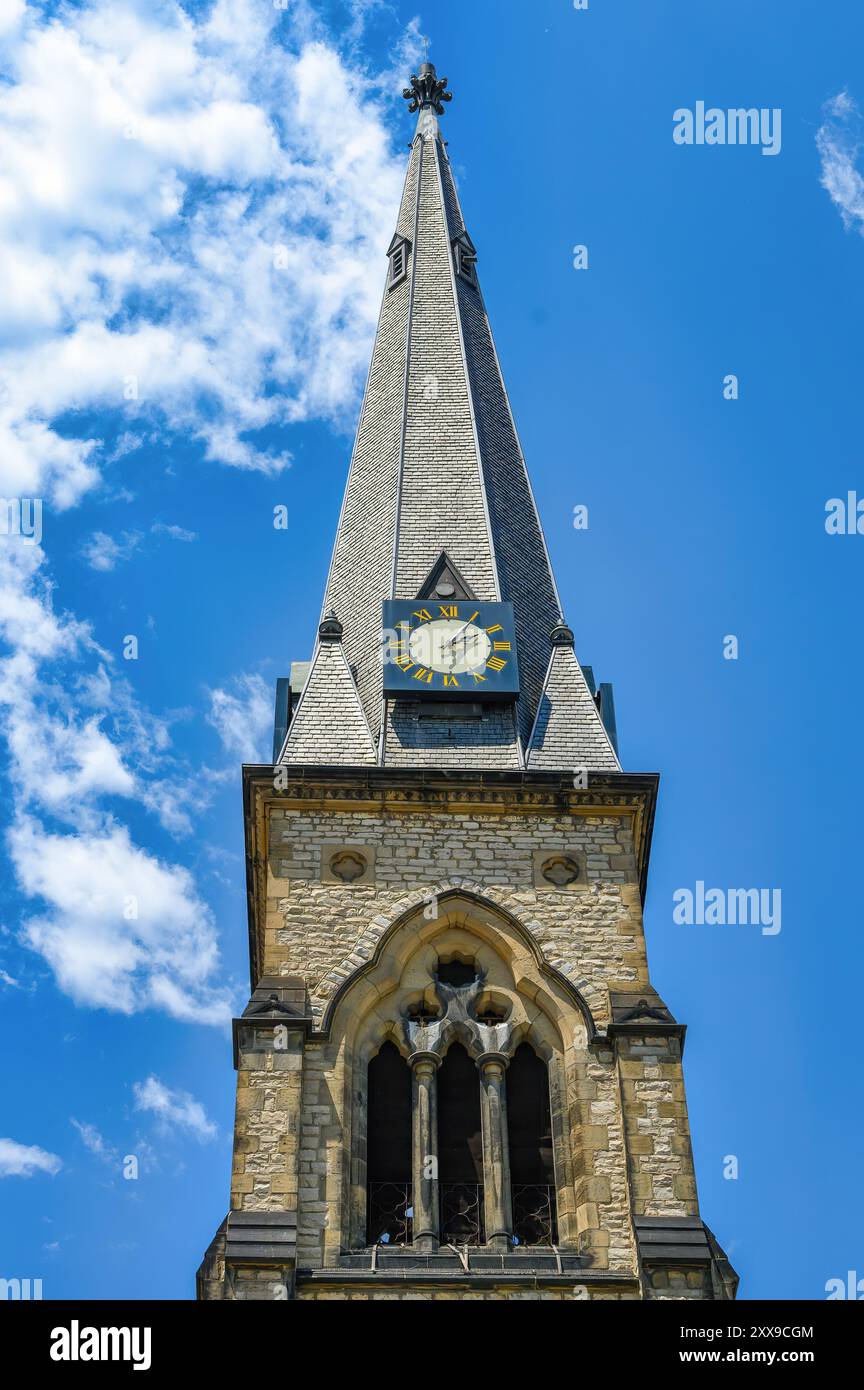 Detroit, USA - 13. Juni 2024: Außenarchitektur der Central United Methodist Church aus der Kolonialzeit mit dem Uhrturm. Stockfoto