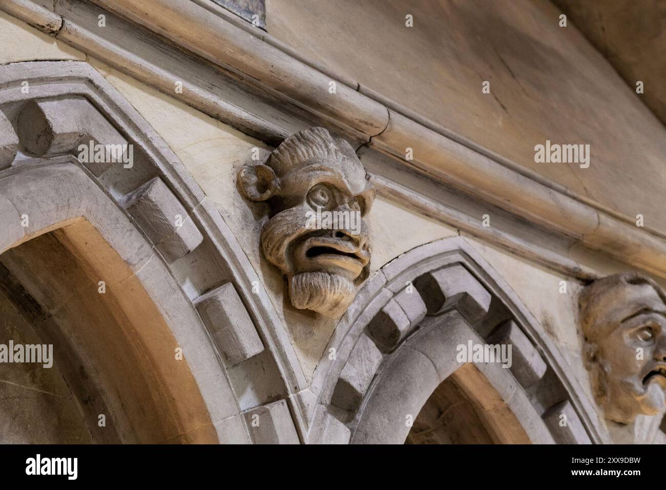 LONDON, GROSSBRITANNIEN - 19. SEPTEMBER 2014: Dies ist ein groteskes Porträt des menschlichen Gesichts an den Innenwänden der Temple Church. Stockfoto