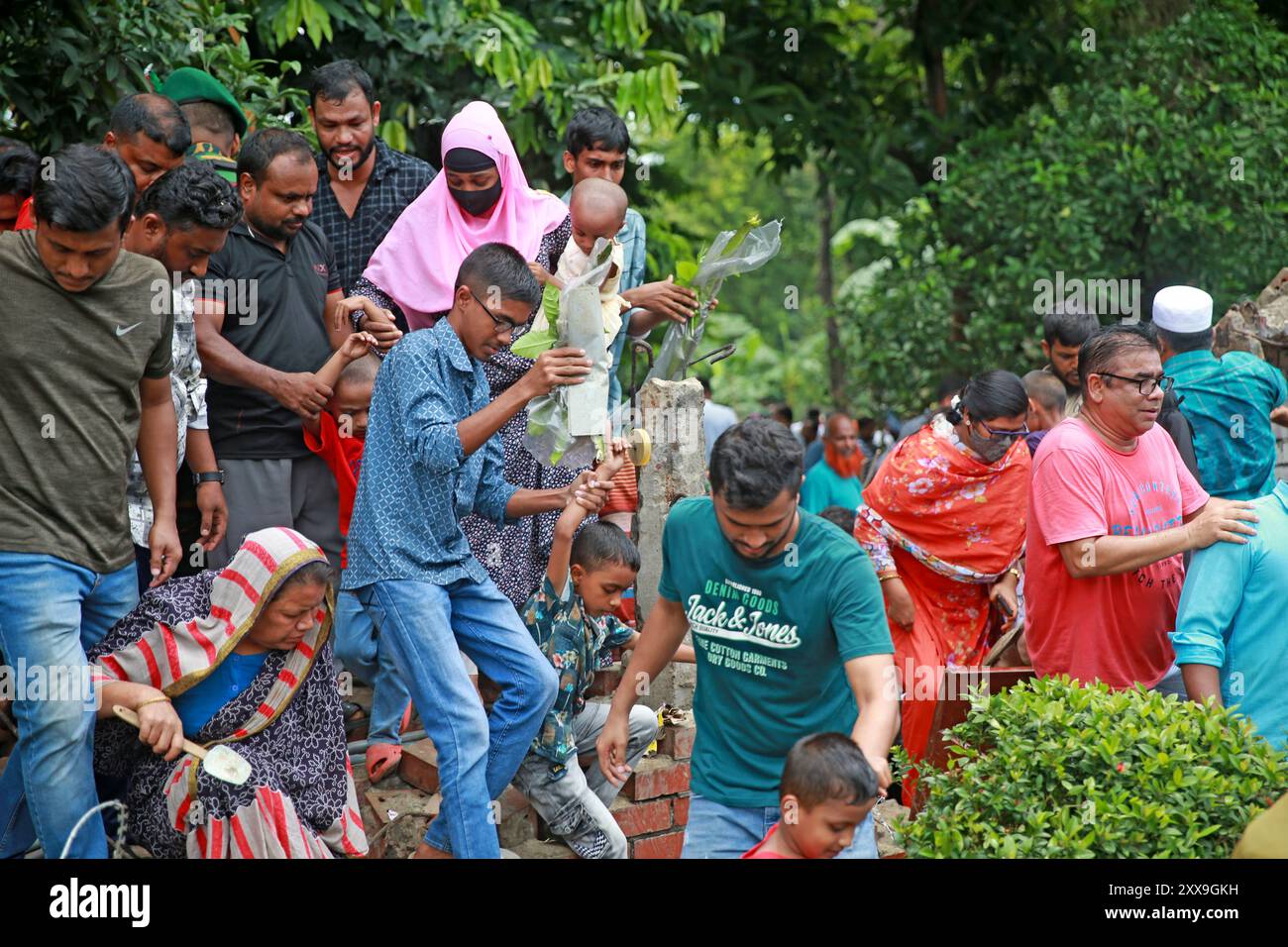 Am Tag nach dem Rücktritt von Scheich Hasina besuchen die Menschen den „Gono Bhaban“, den Bewohner von Hasina in Dhaka, Bangladesch, am 06. August 2024. Stockfoto