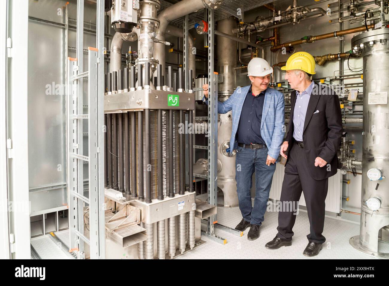 Hamburger Umweltsenator Jens Kerstan, Grüne, und SRH-Geschäftsführer Professor Dr. Rüdiger Siechau besichtigen den Elektrolyseur 20240615ad842 Wasserstofftechnologie: Herzstück erreicht Kompostwerk Bützberg 20 Prozent mehr Biomethan soll das Kompostwerk Bützberg mithilfe von Wasserstofftechnologie zukünftig liefern. Herzstück der Anlage ist der Elektrolyseur, der Erzeugung des grünen Wasserstoffes übernehmen wird. Das Projekt ist Teil der BMWK-geförderten Energiewende-Allianz Norddeutsches Reallabor NRL. Bioabfall Biogaserzeugung Kompost biologische Methanisierung Wasserstoff, Biogas, erne Stockfoto