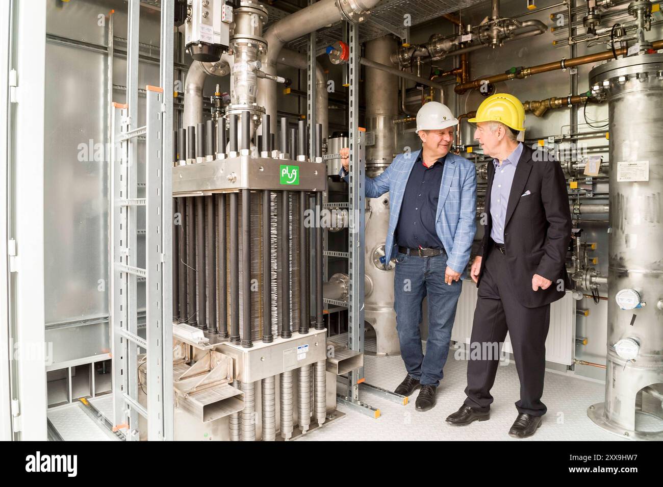 Hamburger Umweltsenator Jens Kerstan, Grüne, und SRH-Geschäftsführer Professor Dr. Rüdiger Siechau besichtigen den Elektrolyseur 20240823ad839 Wasserstofftechnologie: Herzstück erreicht Kompostwerk Bützberg 20 Prozent mehr Biomethan soll das Kompostwerk Bützberg mithilfe von Wasserstofftechnologie zukünftig liefern. Herzstück der Anlage ist der Elektrolyseur, der Erzeugung des grünen Wasserstoffes übernehmen wird. Das Projekt ist Teil der BMWK-geförderten Energiewende-Allianz Norddeutsches Reallabor NRL. Bioabfall Biogaserzeugung Kompost biologische Methanisierung Wasserstoff, Biogas, erne Stockfoto