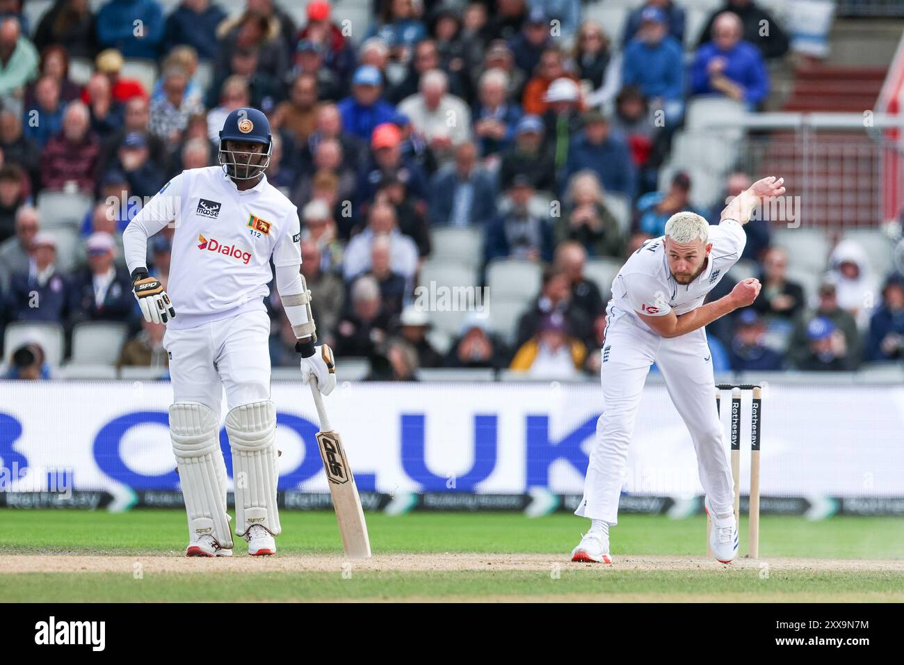 Manchester, Großbritannien. August 2024. #37, Gus Atkinson aus England im Actionbowling während des Spiels der Rothesay International Test Match Series zwischen England und Sri Lanka im Emirates Old Trafford, Manchester, England am 23. August 2024. Foto von Stuart Leggett. Nur redaktionelle Verwendung, Lizenz für kommerzielle Nutzung erforderlich. Keine Verwendung bei Wetten, Spielen oder Publikationen eines einzelnen Clubs/einer Liga/eines Spielers. Quelle: UK Sports Pics Ltd/Alamy Live News Stockfoto