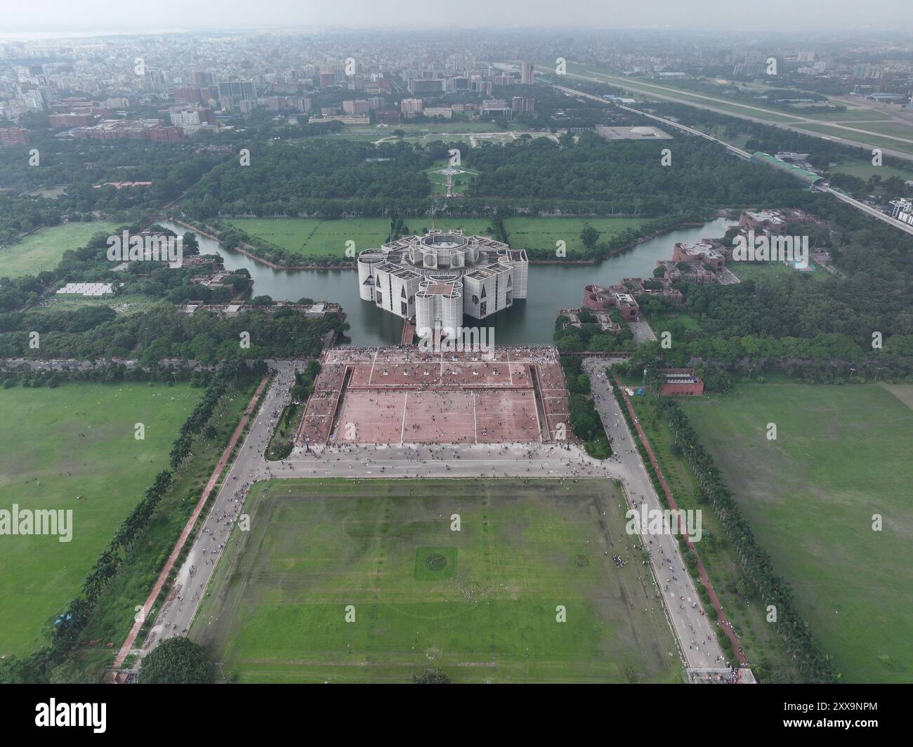 Hunderte von jubelnden Menschen im Jatiya Sangsad Bhaban-Komplex, einen Tag nachdem Scheich Hasina zurückgetreten war und das Land verließ, Dhaka, Bangladesch, 6. August Stockfoto