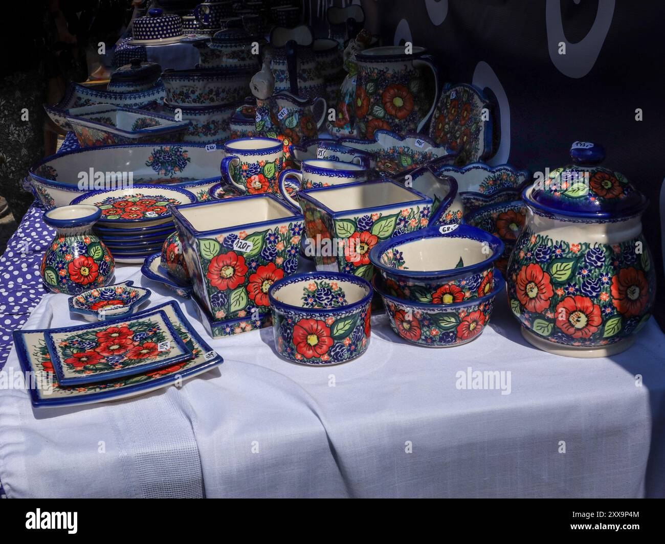 Boleslawiec, Polen - 17. August 2024: Traditionelle, handgemachte polnische Keramik beim Keramikfest auf dem Altstadtmarkt. Stockfoto