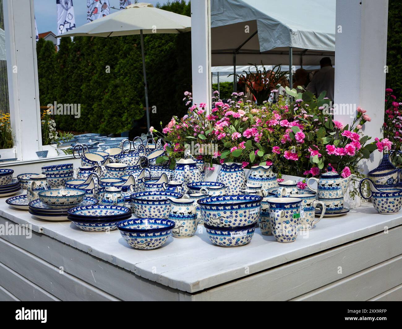 Boleslawiec, Polen - 17. August 2024: Traditionelle, handgemachte polnische Keramik beim Keramikfest auf dem Altstadtmarkt. Stockfoto