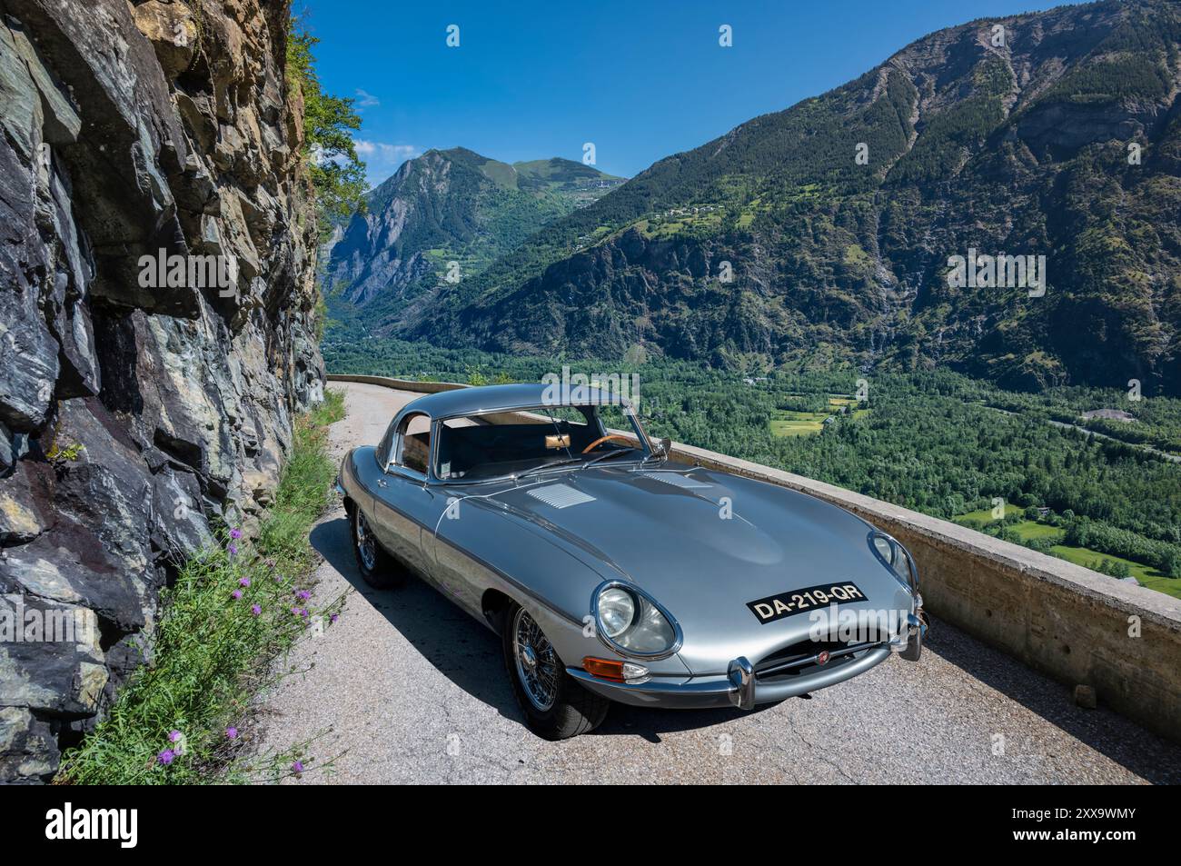 Zusammengesetztes Bild des Jaguar E-Type Sportwagens auf der Balkonstraße nach Villard Notre Dame, französische Alpen. Stockfoto