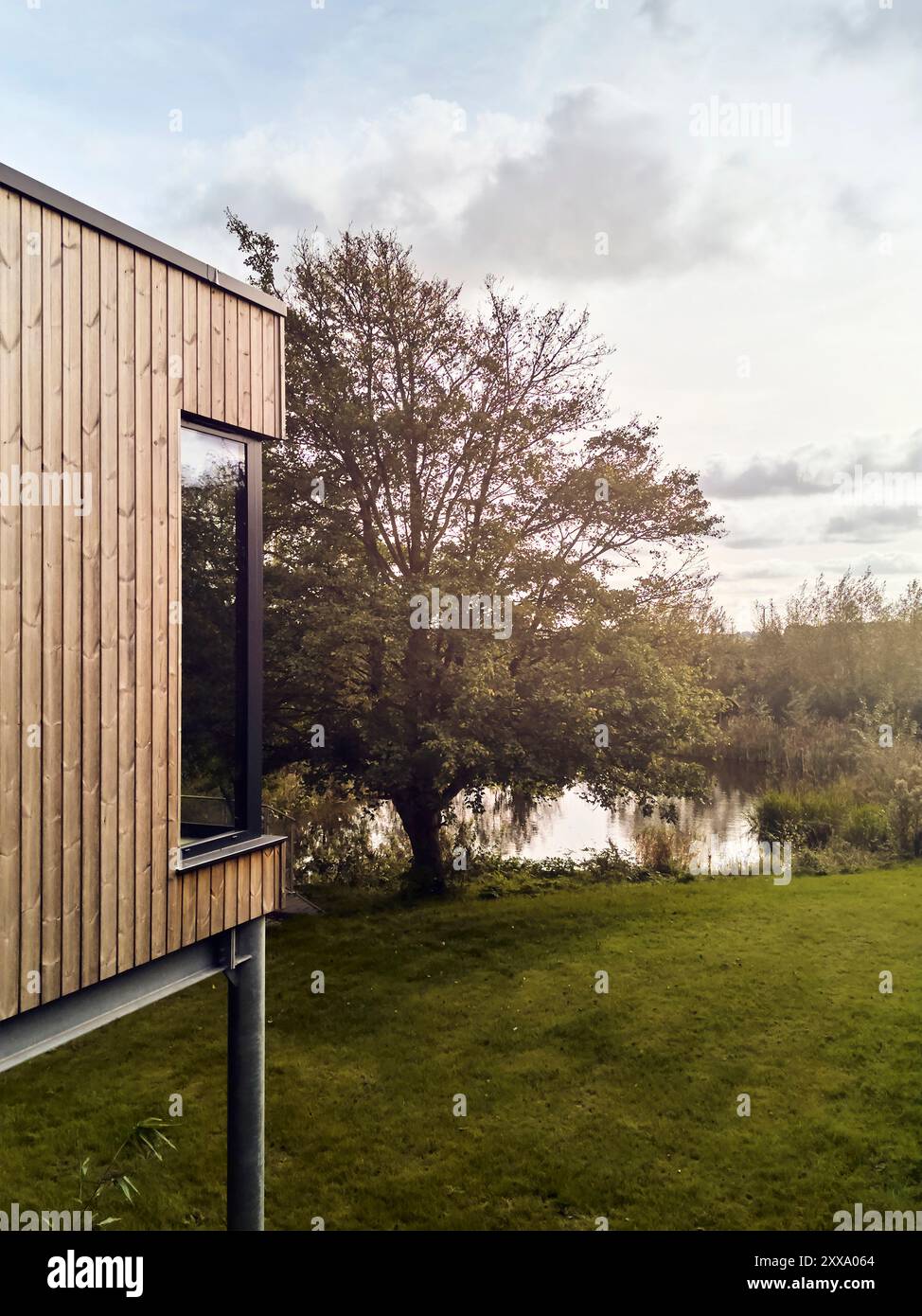 Detailblick auf Garten und Teich. Serenity - Scawby Brook, Scawby Brook, Großbritannien. Architekt: Kelly and Macpherson Architects, 2023. Stockfoto