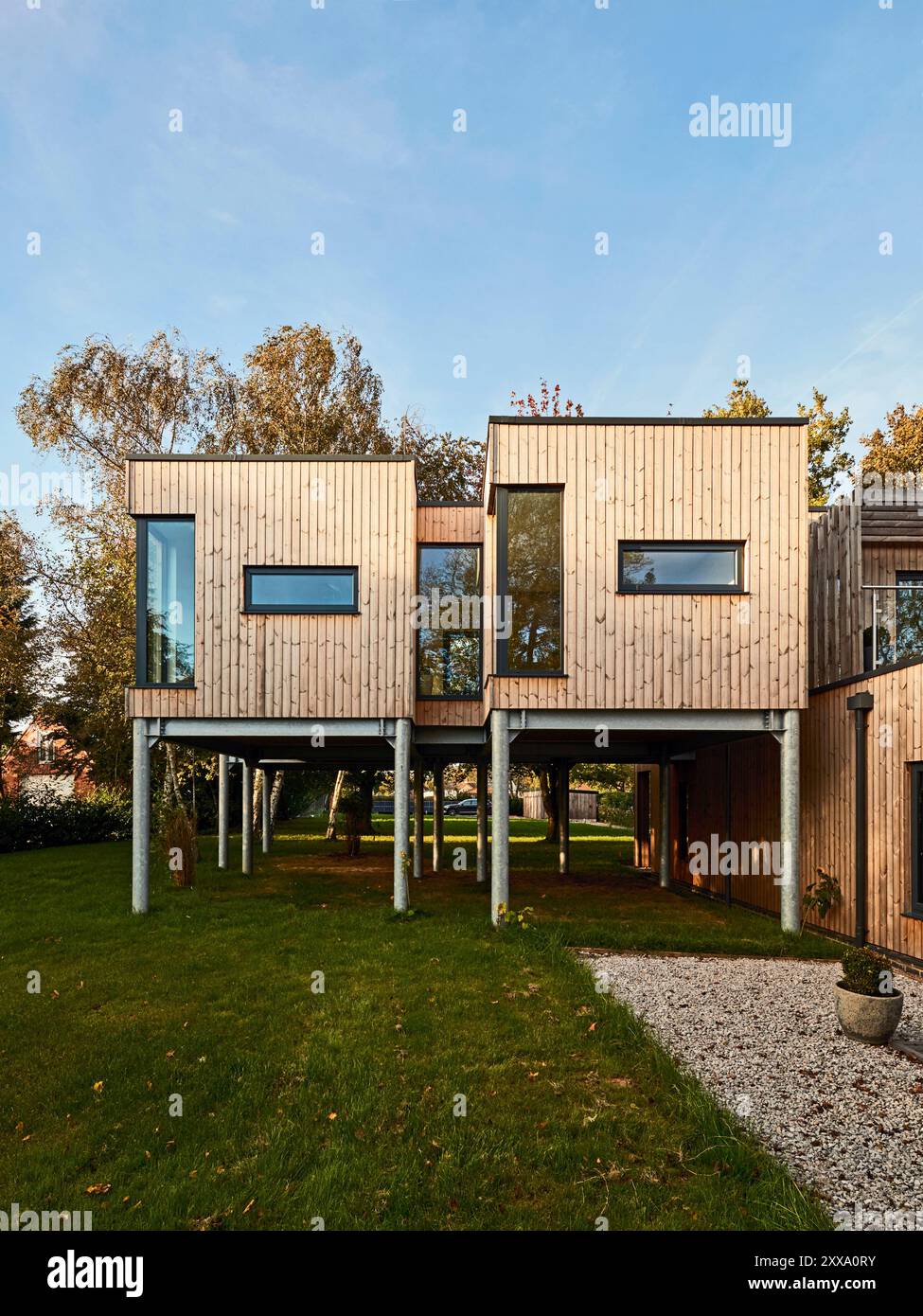 Direkter Blick auf den Teil des Hauses vom Garten. Serenity - Scawby Brook, Scawby Brook, Großbritannien. Architekt: Kelly und Macpherson Architect Stockfoto