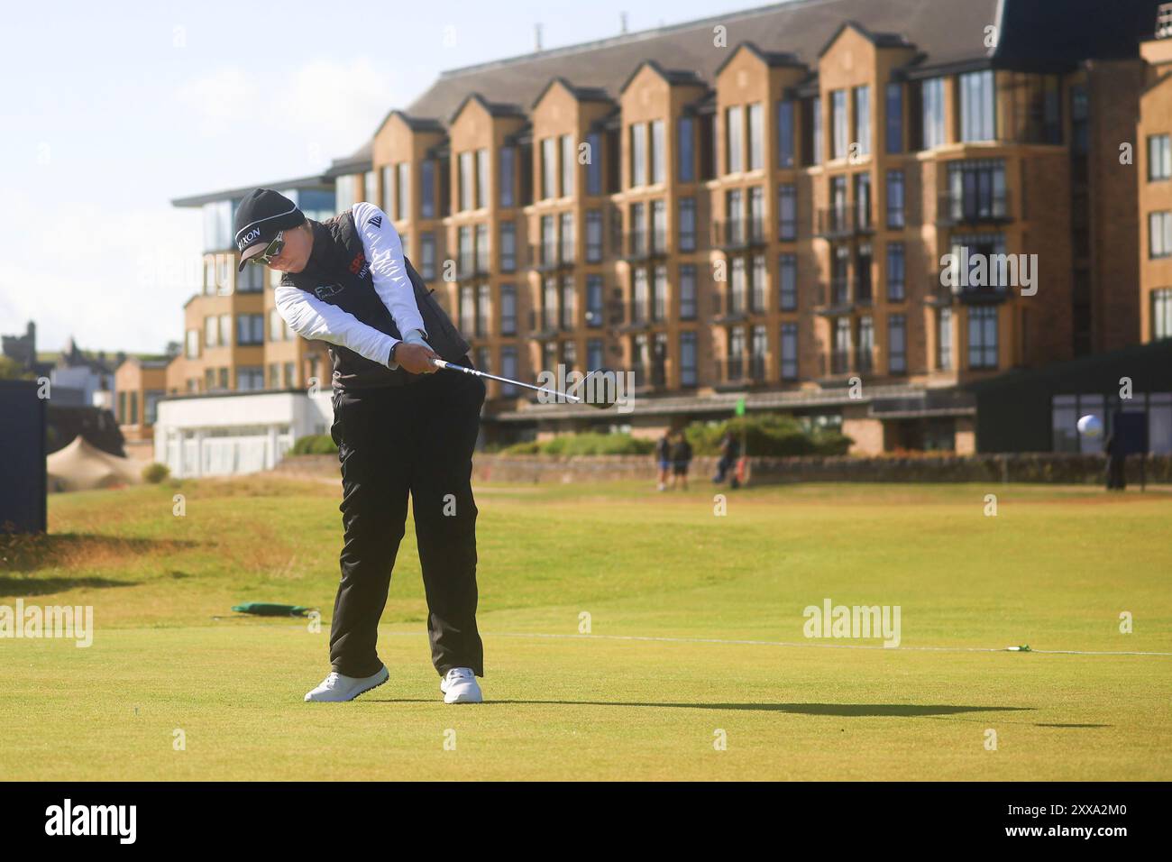 Fife, Großbritannien. August 2024. 23. August 2024; Old Course in St Andrews, St Andrews, Fife, Schottland; AIG Womens Open Golf, Runde 2; Ashleigh Buhai aus Südafrika schlägt auf dem dritten Loch des Old Course, St Andrews Links während der zweiten Runde des AIG Women's Open Credit: Action Plus Sports Images/Alamy Live News ab Stockfoto