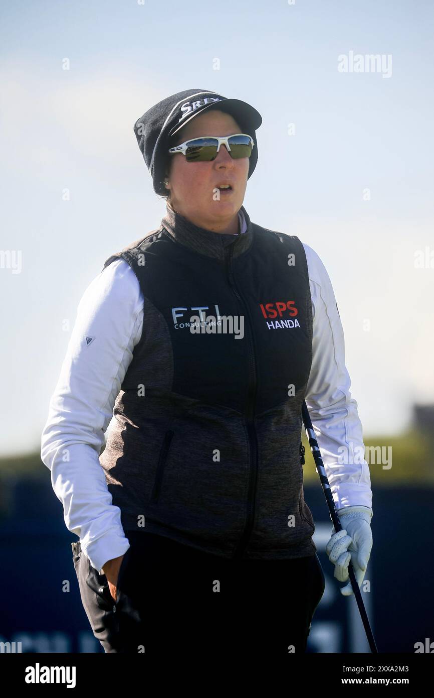 Fife, Großbritannien. August 2024. 23. August 2024; Old Course in St Andrews, St Andrews, Fife, Schottland; AIG Womens Open Golf, Runde 2; Ashleigh Buhai aus Südafrika auf dem Fairway des zweiten Lochs des Old Course, St Andrews Links während der zweiten Runde des AIG Women's Open Credit: Action Plus Sports Images/Alamy Live News Stockfoto