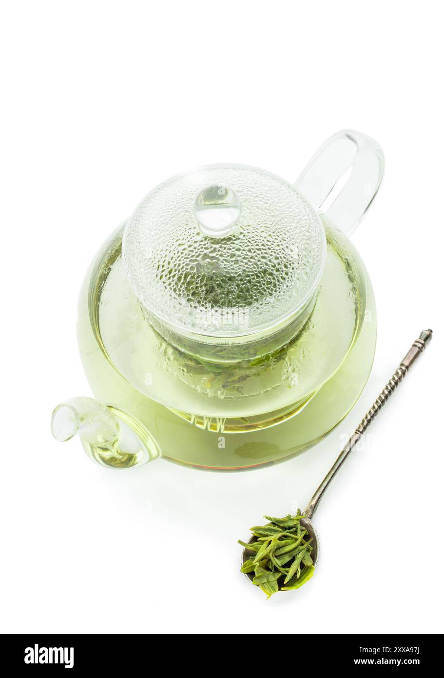 Longjing-Tee in der Teekanne isoliert auf weißem Hintergrund Stockfoto Longjing-Tee in der Teekanne isoliert auf weißem Hintergrund Stockfoto