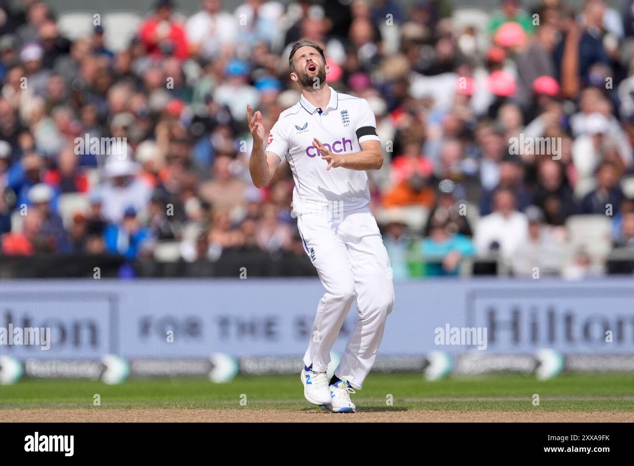 Emirates Old Trafford, Manchester, Großbritannien. August 2024. 1. Rothesay Cricket Test Match, Tag drei, England gegen Sri Lanka; Chris Woakes of England reagiert Credit: Action Plus Sports/Alamy Live News Stockfoto