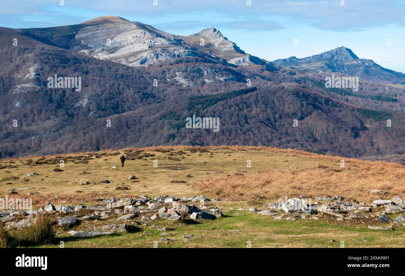 Wandern Sie auf dem Gipfel des Oketa Mountain, genießen Sie den atemberaubenden Panoramablick auf das Herbstlaub und die majestätischen Gipfel im Baskenland, Spanien Stockfoto