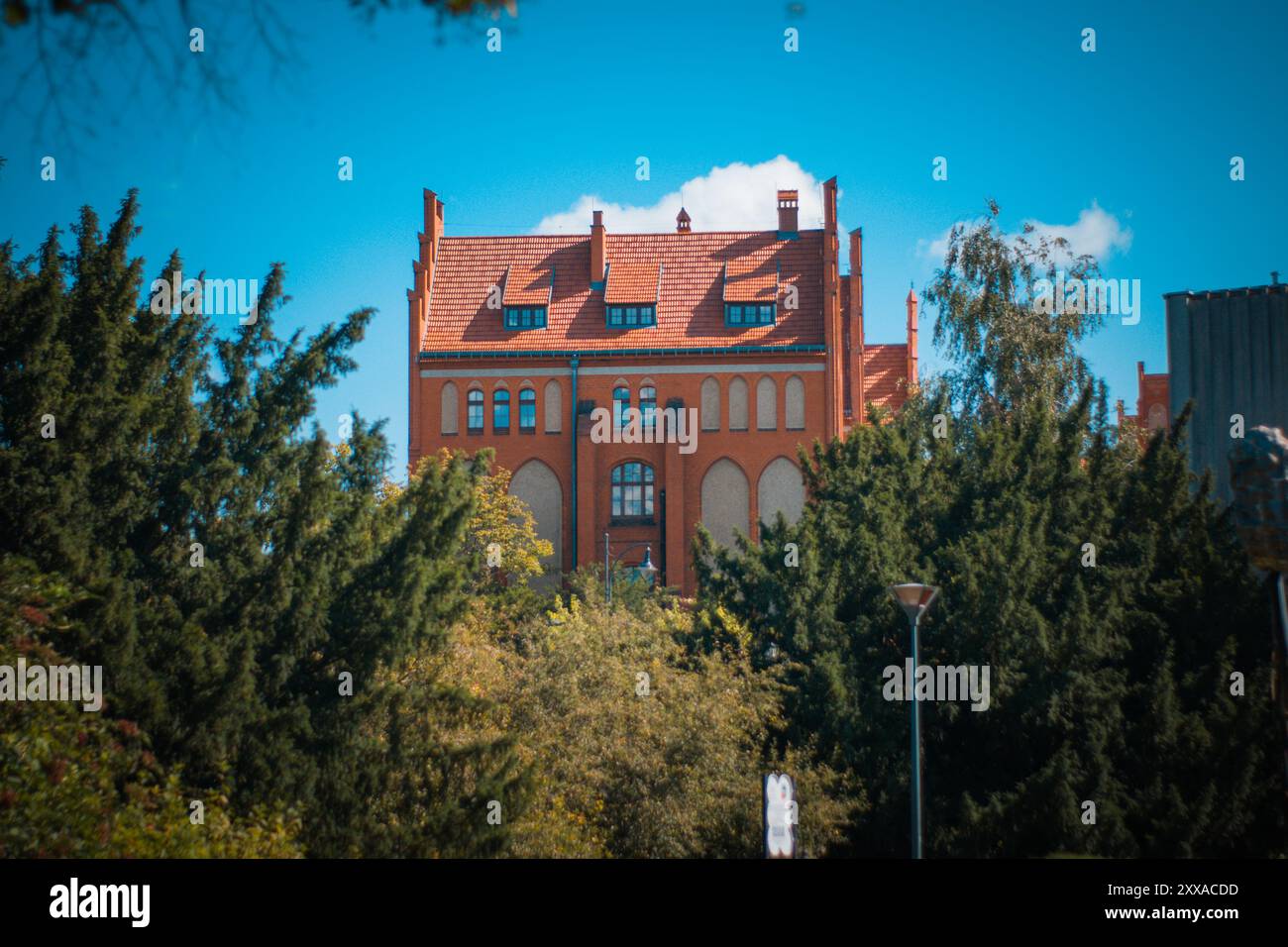 Malerischer Blick auf mittelalterliche historische Gebäude in der Altstadt von Torun, Polen. Stockfoto