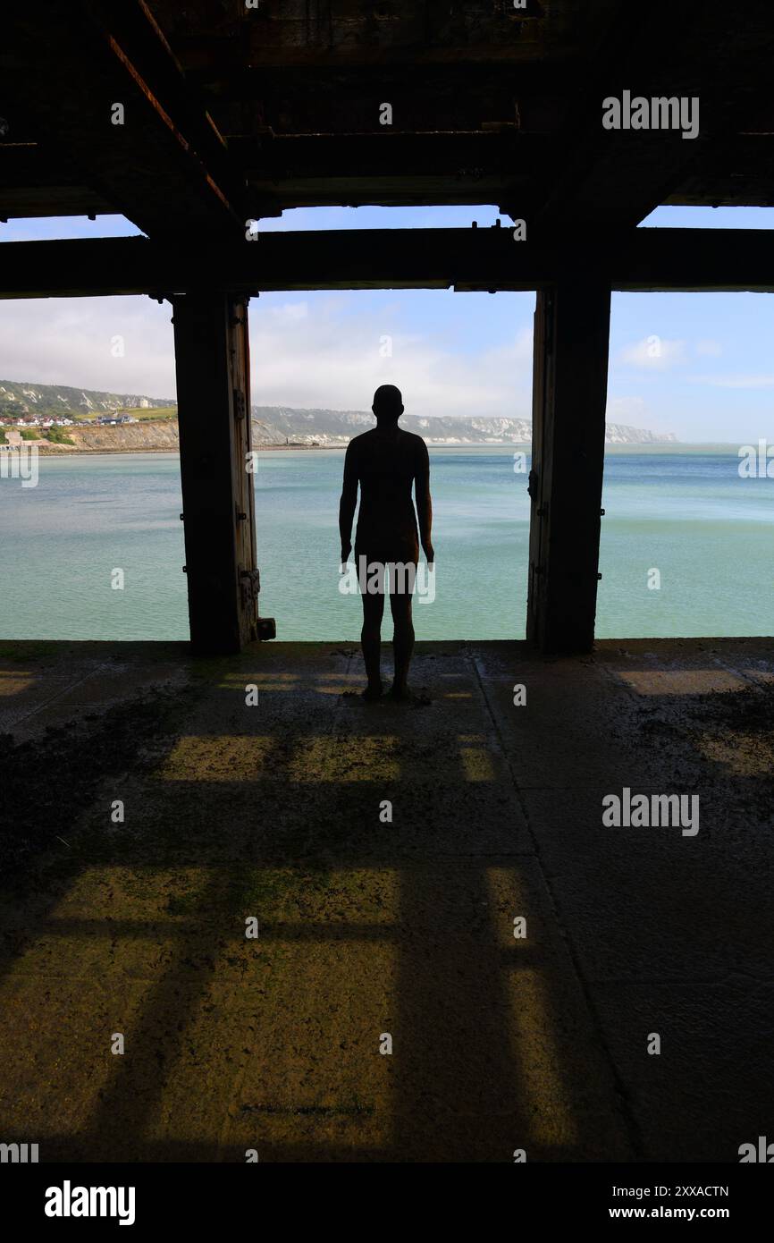 Silhouettenfigur mit Blick auf Folkestone Kent Stockfoto